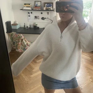 Världens mysigaste teddytröja💕💕💕 - Världens mysigaste teddytröja från en butik som heter Stank💕 perfekt nu till galgen och vintern att gosa in sig i🫶😍 som ny!!