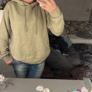 Hoodie  - Säljer denna gröna hoddie från na-kd. Köpt för 399kr älskar materialet men kommer ej till användning❤️