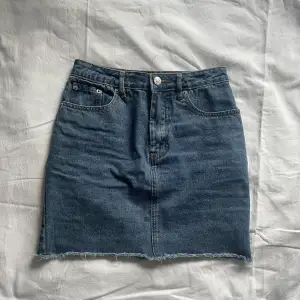 Säljer denna fina jeans kjolen då den tyvärr inte kommer till användning längre. Jag är 166cm och om ni har frågor är de bara och skriva.💕