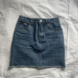 Jeans kjol - Säljer denna fina jeans kjolen då den tyvärr inte kommer till användning längre. Jag är 166cm och om ni har frågor är de bara och skriva.💕