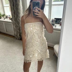 Paljett-klänning  - Säljer en så fin paljett-klänning från H&M! 💗😍