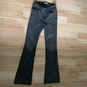Bootcut jeans - Säljer för att blir aldrig att jag använder dem.