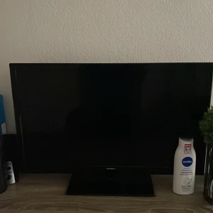 En tv  - Jag vill Säljer den den funkar men den har ingen kontroll man kan trycka på knacka på knappar där bak skärmen funkar också