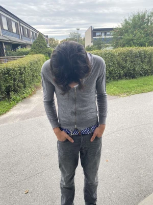 J.Lindeberg Cardigan Kashmir - Snygg Kashmir tröja som är perfekt inför hösten! Modellen är runt 177 CM och väger runt 60 KG! Storlek är S/XS! OBS Pris kan diskuteras,Är öppe mot byte.