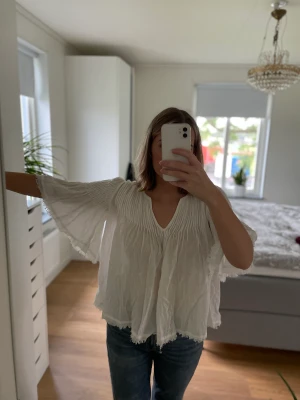 Vit blus - Oanvänd. 