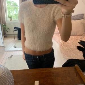 Stickad topp - Fin stickad t-shirt som aldrig kommer till användning 💕 Skriv för fler frågor eller bilder💕