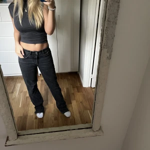 Svarta jeans - Ett par medelhöga jeans från zara. Älskar passformen som är lite ”stora” på mig. Jag bär storlek s/36 i vanliga fall. ”Washed svarta” skulle jag säga att färgen är. Inga skador eller defekter. Lite långa på mig som är 163.