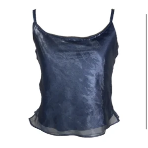 Blankt linne - Finns att köpa på jealoussecondhand.com