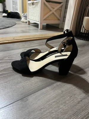 Klackskor - Klackar från NLY shoes. Klackhöjd: 6 cm. Fint skick. Går ner i pris vid direktköp 🥰