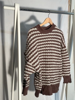 Stickad tröja från Zara - Jätte snygg stickad tröja från Zara. Sitter ocersized. Går ej att köpa längre. Nypris 699