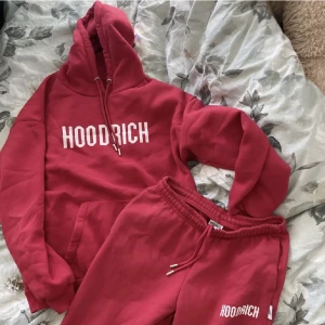  mjukisbyxor  - Röd byxa från hoodrich. Använd endast 2-3 ggr och är som helt ny. 😊säljer pga det inte är min stil längre. Laddar upp på nytt eftersom köparen ångrade sig. Startar budgivning om många är intresserade💕
