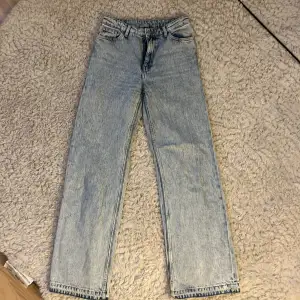 Säljer dessa jeansen från monki. Stl 27 fint skick. Går till marken på mig som är 170. 