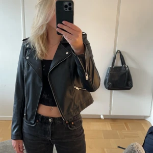 Skinnjacka - Väldigt fin skinnjacka med många detaljer på, säljer pågrund av att den inte används! Kontakta vid fler frågor eller bilder❤️