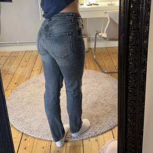 Jeans från gina, i storlek 40 men är mer som 38/M, jag är 1,67 lång. Knappt använda