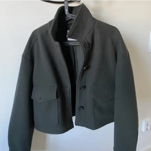 Zara kappa - (LÅNAD BILD) säljer min zara kappa i kort modell i storlek s (sitter som xs) det finns täcken att den e använd då matterialt har små knottror men inget märkvärdigt (skriv om ni vill ha bild på den) den säljs inte längre, köpt förra året. 