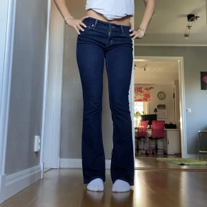 Levis jeans - Ett par fina Levis jeans som är i fint skick. Det finns inget tecken på användning. De är stretchiga så passar de flesta skulle jag säga. 