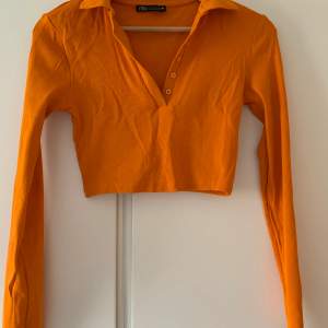 Orange långärmad crop top från Zara i orange. Endast använd en gång, i nyskick! Passar perfekt nu i höst eller till Welma kostymen.