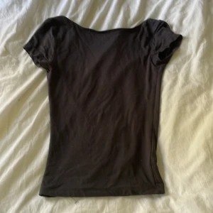 Assnygg tröja💘 - Skitsnygg tröja med öppen rygg den Gina Tricot i strl xxs men funkar i xs också!! Från ginas ”soft touch collection😍” världens skönaste material!! Orginalpris: 200:- mitt pris:100:-