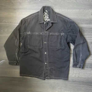 Vintage jacka - Säljer denna unika vintage jacka i strl M. Fint skick och bra passform. Hör av dig om du har någon fundering!