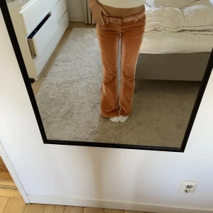 Lågmidjade bootcutjeans  - Skit snygga lågmidjade bootcut jeans! Kommer inte till användning och har använts 1 gång❤️pris kan diskuteras 