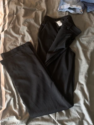 Kostymbyxor  - Säljer ett par nya kostymbyxor från missay i small🩷