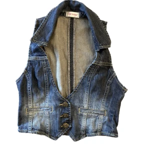 Jeansväst  - Superfin jeansväst köpt second hand men aldrig använd. Felfritt skick. Som syns på bilden är den croppad. Jag har stl Xs/S och den är gränsfall på mig så passar ej större storlekar.