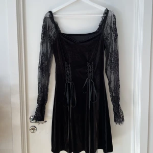 Svart gotisk sammetsklänning  - Svart gotisk sammetsklänning med snörning