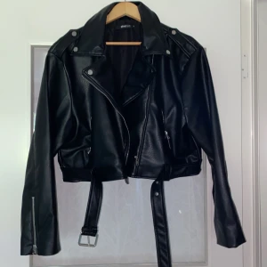 Skinnjacka  - Skinnjacka från Gina tricot. Nytt skick, använd 2 gånger. 