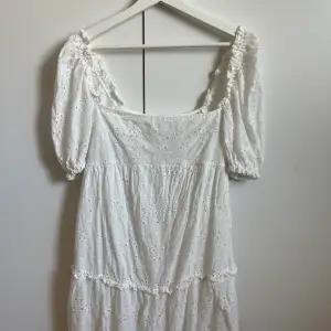Säljer min jättesöta vita klänning då den inte kommer till användning 💕💕
