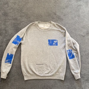 Poeticcollective sweatshirt  - Mycket fin sweatshirt från märket poeticcollectiv. Ett väldigt fint skatemärke. Tröjan är använd men i mycket fint skick. Inga hål eller andra trasigheten. Tröjan är i strl S. Tveka inte att fråga om fler bilder! Kontakta mig för prisförslag!
