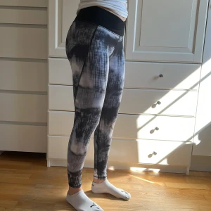 Träningstights - Träningstights från HM med låg ”v-cut”midja. Använda en gång. Strlk S.