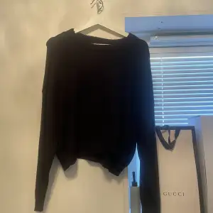Säljer denna fina stickade svarta tröja från Vero Moda. Storlek L men passar mer S/M🤍