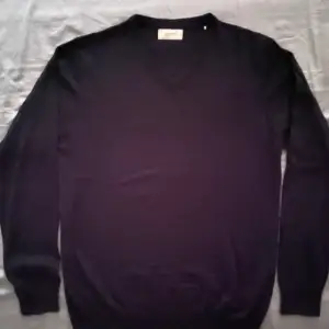 Mörk Blå Jack&Jones långärmad tröja  Helt ny oanvänd  Lila färgen finns inte på riktigt den är bara med på bilden  Köpte för 600kr