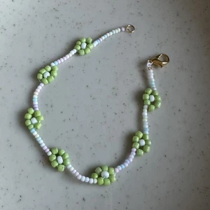 Armband - Sött armband som jag pärlat. Ett för 30:-, vill du köpa två får du dom för 50:- 💚 kan göras i fler färger också. 