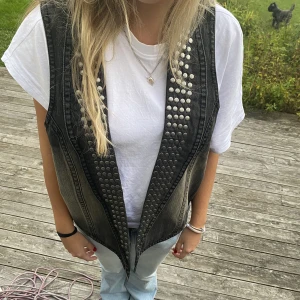 Jeansväst - En jättesnygg jeans väst som är oanvänd!