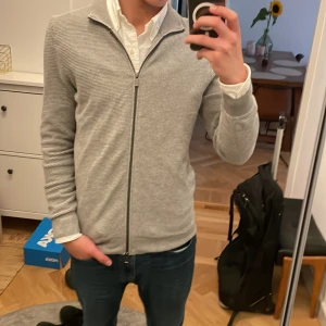 massimo dutti - Grå massimo dutti zip tröja, storlek S, nästa aldrig använd 