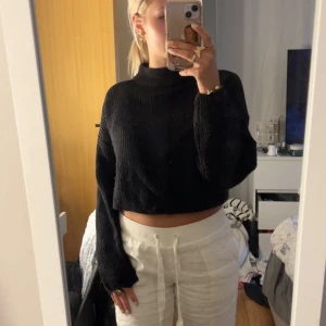 stickad tröja - Lite croppad stickad tröja. Sitter bra på en xs/s. Pris kan diskuteras