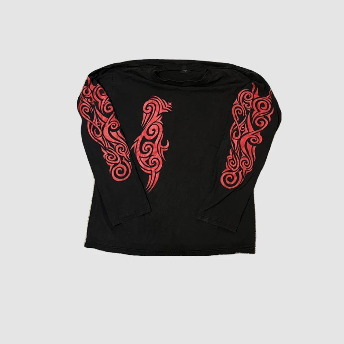 Svart tröja med röda detaljer  - 90