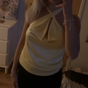 Satin linne - Linne i satin som går att ha på olika sätt beroende på vad man gillar bäst. Nypris: 259 kr, prislapp sitter kvar. Pris kan diskuteras.