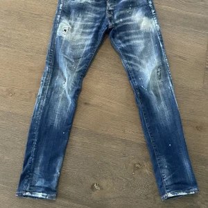 Blåa jeans med slitningar.  - Säljer mina blåa jeans med slitningar. 