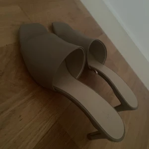 Låga klackskor  - Så fina låga klackskor nypris 300 kr, aldrig använda.💜