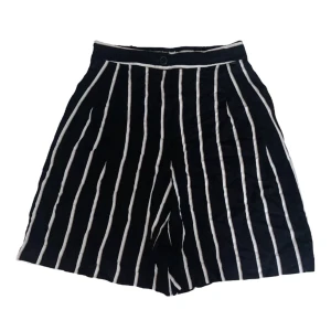 Randiga shorts  - • Resår på baksidan vid midjan  • Helt ny 