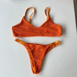 Bikini  - Bikini från Nelly. Toppen är l och trosan är s. 