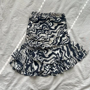 Kjol - Jätte gullig kjol med fint mönster. Går ner lite grann på ena sidan. Finns dragskedja❤️❤️