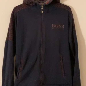 Hugo boss tröja - Säljer en hugo boss tröja den e i jätte bra skick den är i storlek s herr storlek kom gärna med egna pris förslag då jag vill bli av med den så fort som möjligt🤍