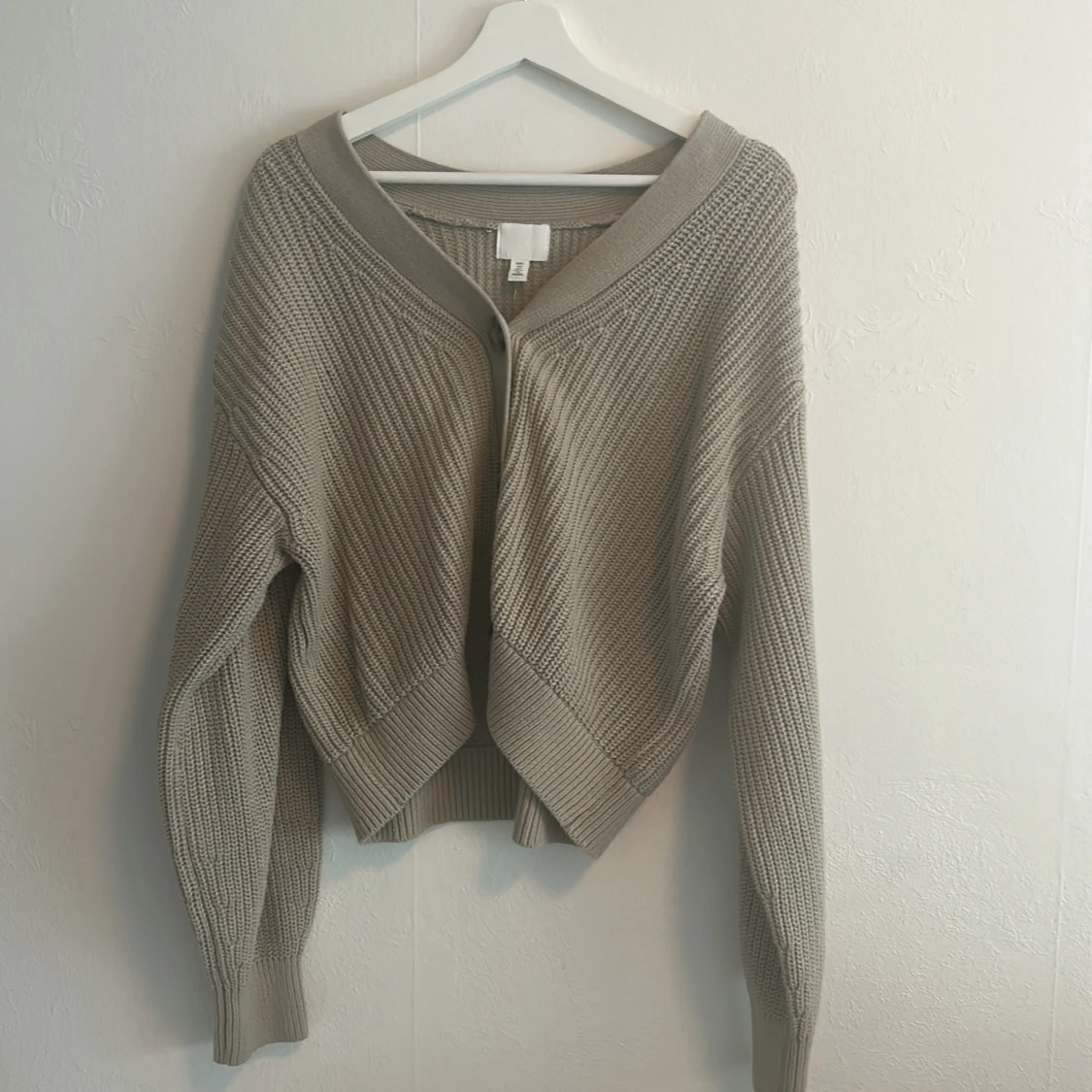 Grönbeige ribbstickad Kofta