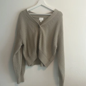 Grönbeige ribbstickad Kofta - Den är helt oanvänd❤️