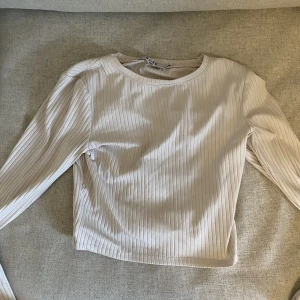 Vit topp - En vit topp från NAKD med öppen rygg, skriv för egna bilder. 