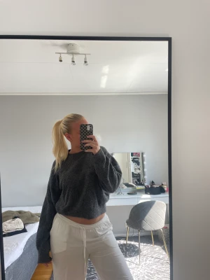 Tjocktröja  - En grå mysig tjocktröja från Weekday. Storlek S