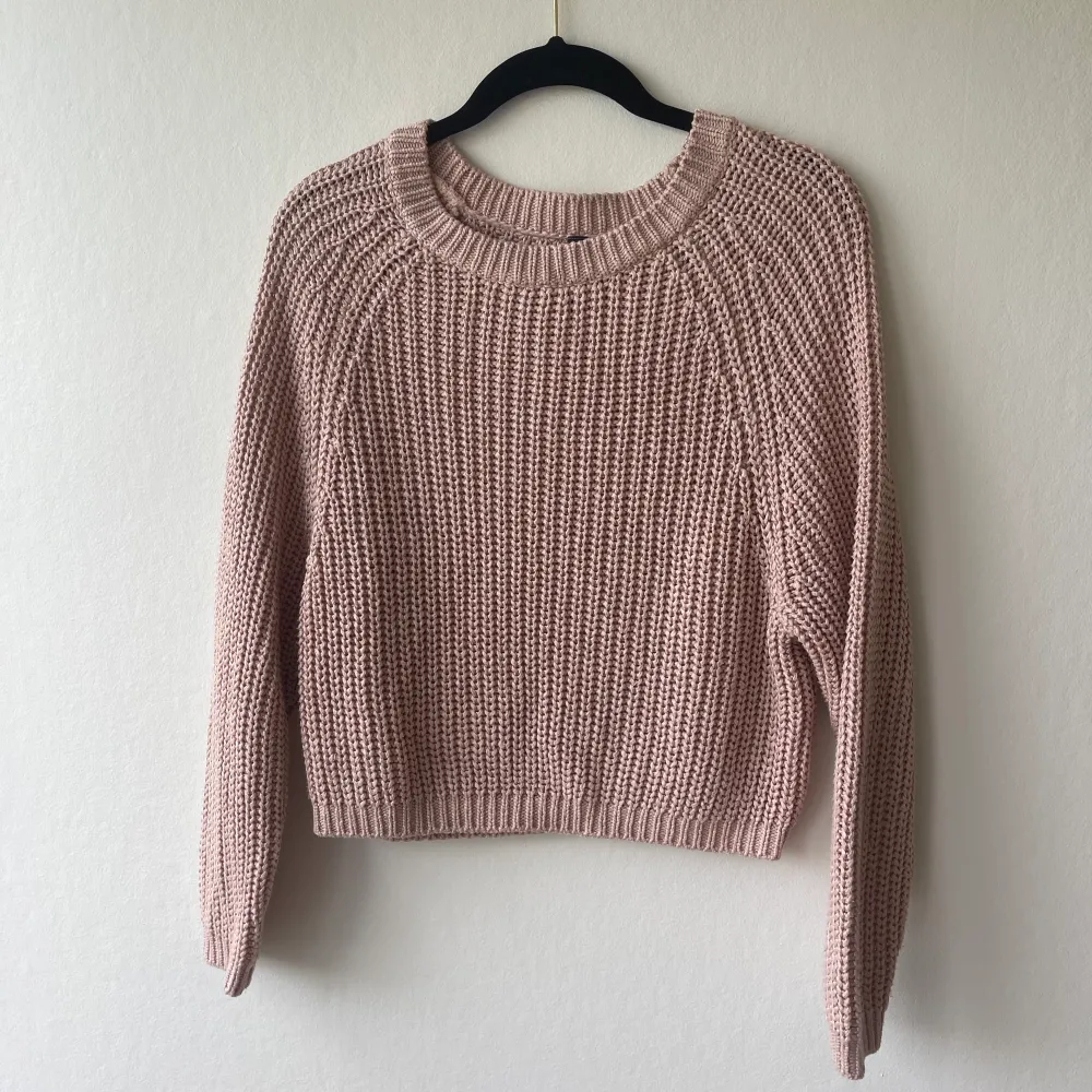 Säljer en rosa stickad tröja i storlek s den är i väldigt bra skick. Tröjor & Koftor.